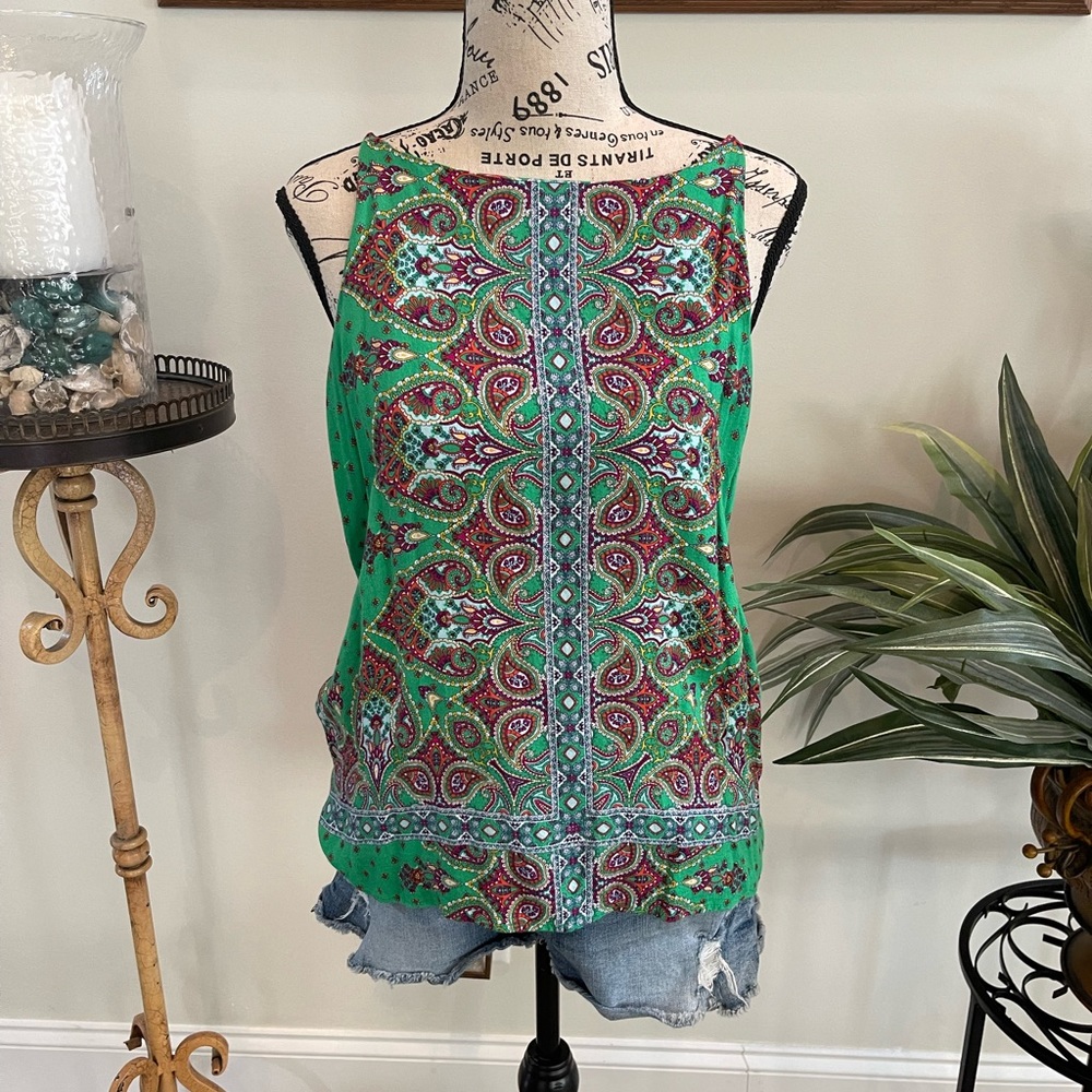 VERSE medium green paisley top keyhole button closure in back